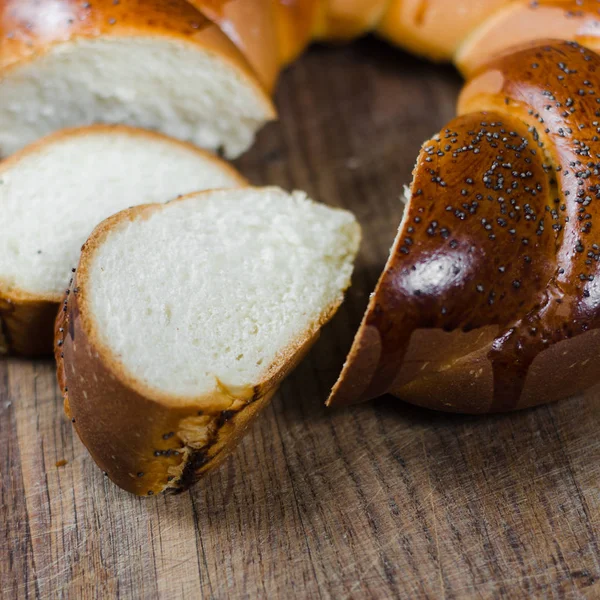 Wicker hembakat bröd. Söta vete skivad bulle. — Stockfoto