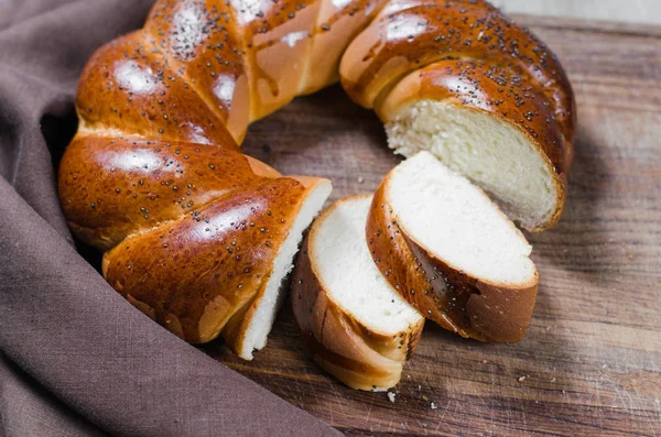 Wicker hembakat bröd. Söta vete skivad bulle. — Stockfoto