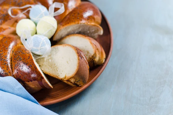 Pan dulce de Pascua. Wicker pan casero en rodajas . — Foto de Stock