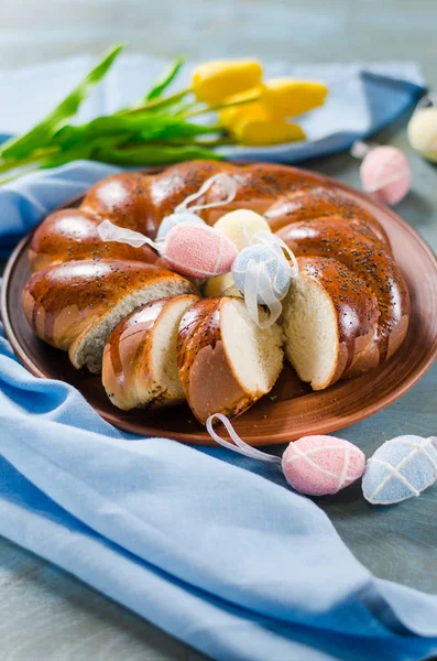 Słodki chleb Wielkanoc. Wiklina w domu krojonego chleba. — Zdjęcie stockowe