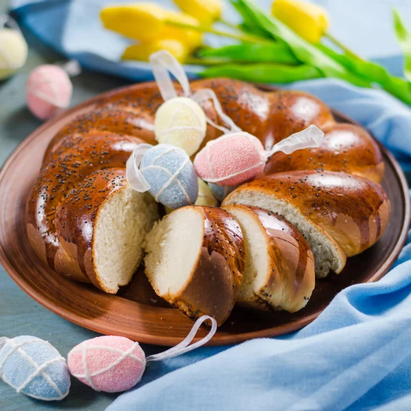 Pão doce de Páscoa. Pão fatiado caseiro de vime . — Fotografia de Stock