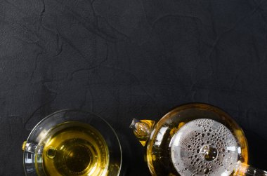 Fincan lezzetli bitkisel çay ve cam çaydanlık.