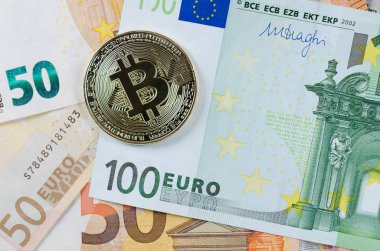 Euro banknot üzerinde altın Bitcoin.