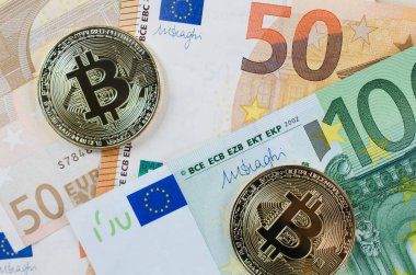 Euro banknot üzerinde iki altın bitcoins.