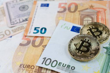 Euro banknot üzerinde iki altın bitcoins.