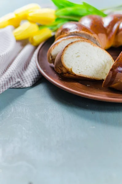 Słodki chleb Wielkanoc. Wiklina w domu krojonego chleba. — Zdjęcie stockowe