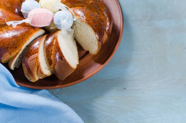 Pan dulce de Pascua. Wicker pan casero en rodajas . — Foto de Stock