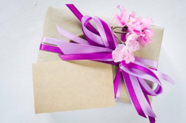 Hediye veya hediye kutusu ve boş tebrik kartı