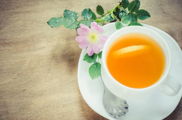 Taza de té de la mañana con limón y flores delicadas — Foto de Stock