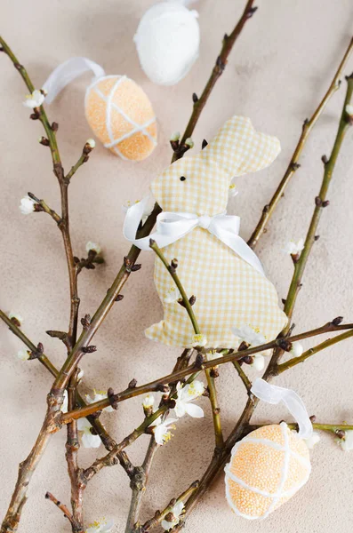 Easter background with spring branches and eggs — Stock Photo, Image