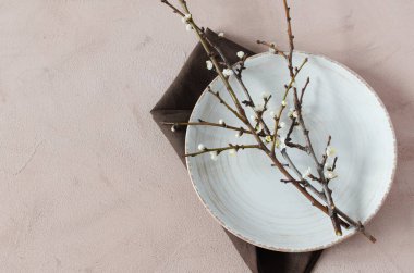 Bahar sofra çiçekli dallar.