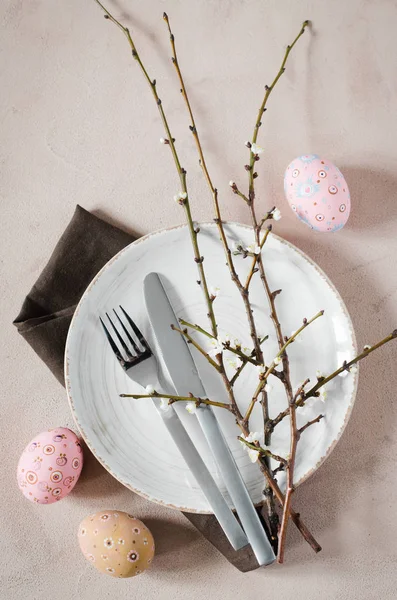 Definição de mesa de Páscoa com ramos de primavera — Fotografia de Stock