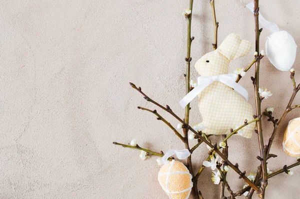Easter background with spring branches and eggs — Stock Photo, Image