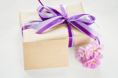 Hediye veya hediye kutusu ve boş tebrik kartı