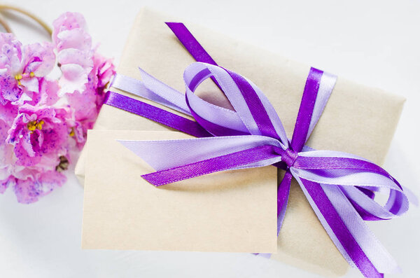 Подарочная коробка и пустая открытка
