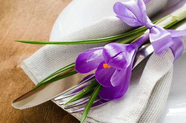 Ajuste de mesa festivo de primavera con flor fresca . — Foto de Stock