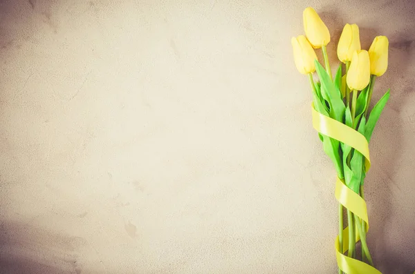 Ramo de primavera de tulipanes amarillos con cinta . — Foto de Stock