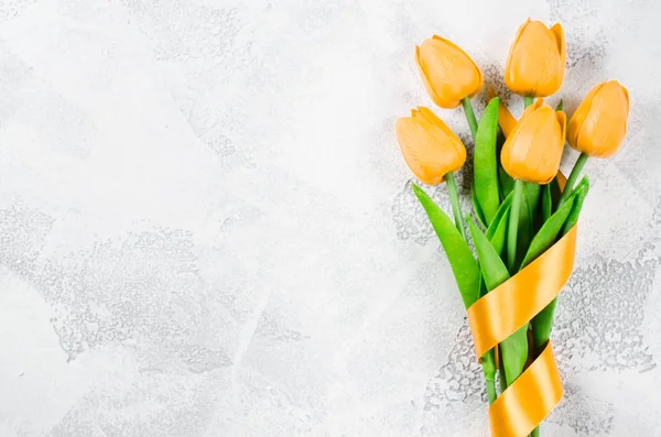 Fondo de vacaciones con tulipanes y caja de regalo — Foto de Stock
