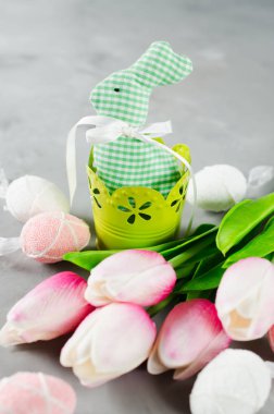 Paskalya tavşanı, yumurta ve Lale ile kompozisyon.