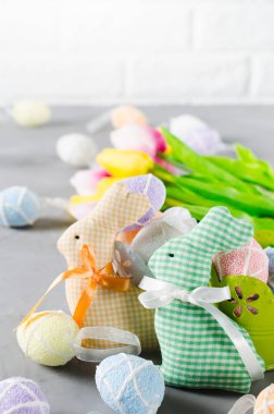 Bunnies, yumurta ve Lale Paskalya kompozisyonu.