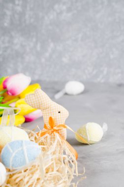 Paskalya tavşanı, yumurta ve Lale ile kompozisyon.