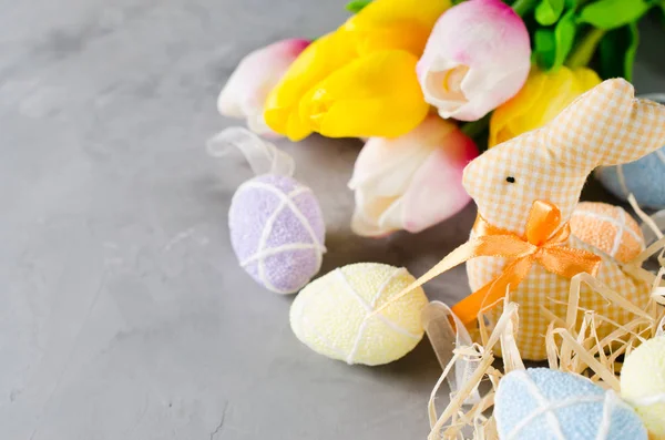 Composición de Pascua con conejito, huevos y tulipanes . —  Fotos de Stock