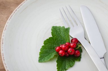 Taze olgun organik kırmızı kuş üzümü plaka.