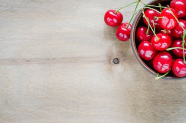 Plaka taze olgun organik kiraz.