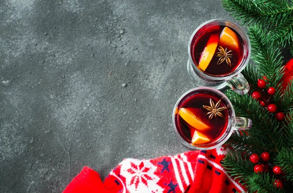 圣诞节，有酒和温暖的围巾. — 图库照片