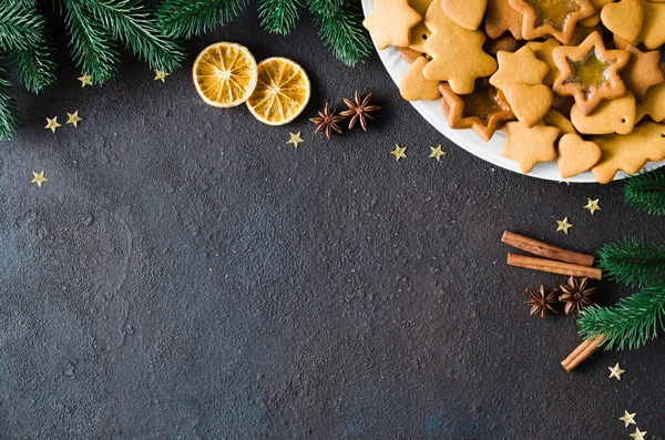 Kulinarischer Hintergrund mit frisch gebackenen Weihnachts-Lebkuchen, Gewürzen und Tannenzweigen. Kopierraum. — Stockfoto