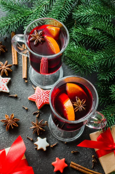 Navidad con vino caliente y una bufanda caliente . — Foto de Stock
