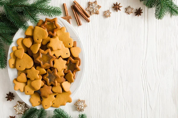 Teller voller frisch gebackener Weihnachts-Lebkuchen bereit zum Dekorieren mit Zuckerguss. — Stockfoto
