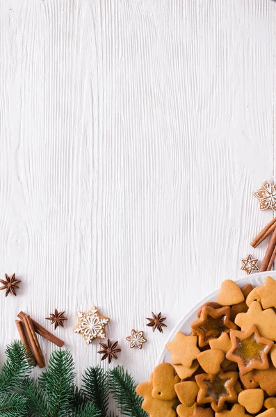 Kulinarischer Hintergrund mit frisch gebackenen Weihnachts-Lebkuchen, Gewürzen und Tannenzweigen. Kopierraum — Stockfoto