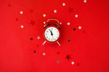 Kırmızı arkaplandaki alarmlı Noel arkaplanı minimal stil.