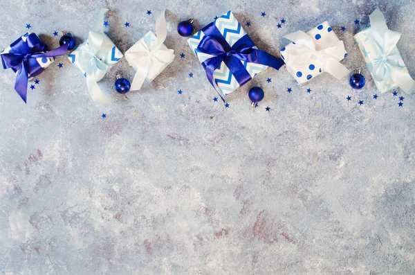 Fondo de Navidad. Cajas de regalo y decoración en color azul . — Foto de Stock