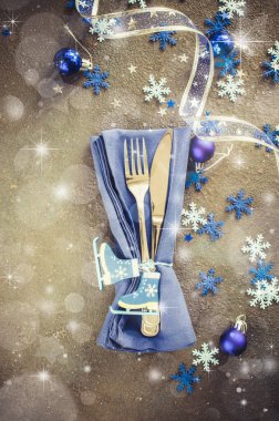 Noel sofrası. Noel veya Yeni Yıl Menüsü yazmak için kış arkaplanı.