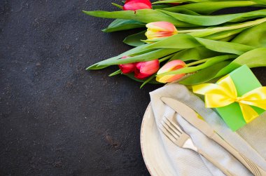 Doğum günü için Tulips Ile şenlikli tablo ayarı, anneler günü veya başka bir tatil için.
