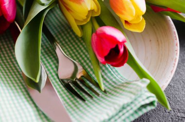 Doğum günü için Tulips Ile şenlikli tablo ayarı, anneler günü veya başka bir tatil için.