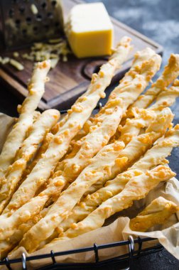 Peynir çubuğu. Koyu arka planda peynir ile breadsticks. Snack veya parti zamanı için konsept