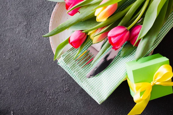Ajuste de mesa festivo con tulipanes para cumpleaños, día de la madre o para otro día festivo . — Foto de Stock