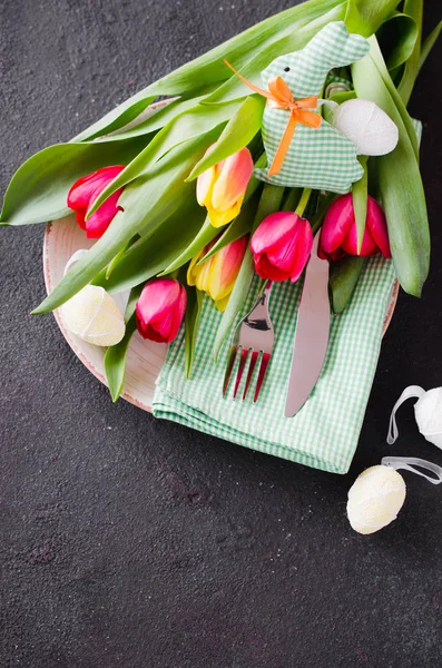 Mesa de Pascua con ramo de tulipanes y cubiertos . — Foto de Stock
