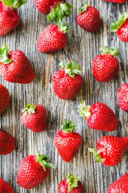 Ahşap bir arka plan üzerinde taze olgun çilek arka plan. Organik sulu meyveler.