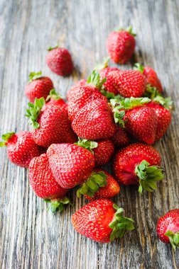 Ahşap bir arka plan üzerinde taze olgun çilek. Organik sulu meyveler.