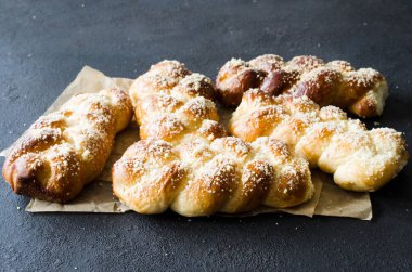 Fırında taze kokulu çörekler. Geleneksel ev yapımı hamur işleri. Pigtail çörekler üst görünümü.