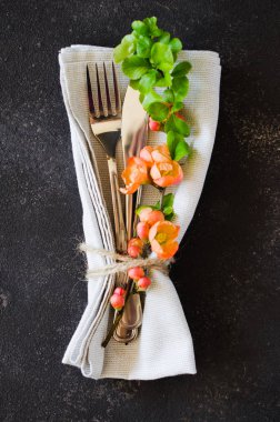 Koyu bir arka plan üzerinde narin çiçekler ile Vintage masa ayarı