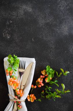 Koyu bir arka plan üzerinde narin çiçekler ile Vintage masa ayarı