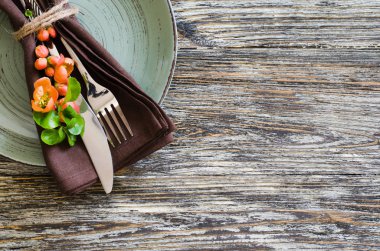 Rustik eskip masa üzerinde narin çiçekler ile Vintage masa ayarı.