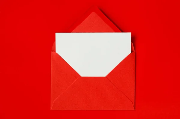 Czerwona koperta z białym papierem. Walentynkowe tło. Makieta listu miłosnego. — Zdjęcie stockowe