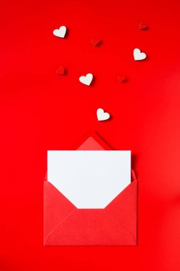 Sevgililer Günü tebrik kartı. Üzerinde boş kart olan kırmızı bir zarf. Selamlamalarınız için en üstte boşluk.