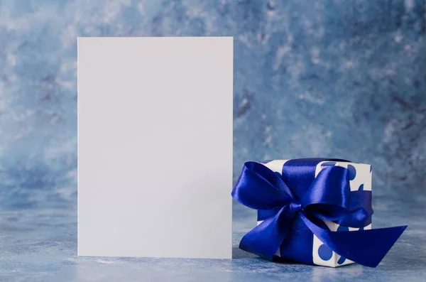 Carte de voeux pour la fête des pères ou l'anniversaire. Coffret cadeau avec papier blanc vierge sur fond bleu . — Photo